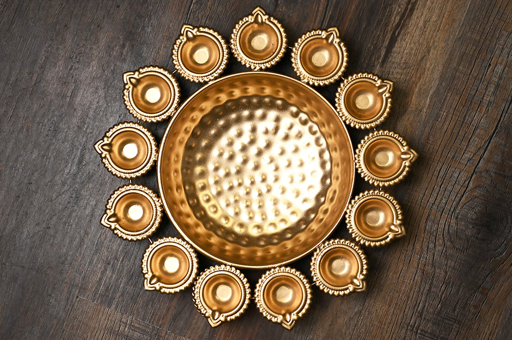 Aesthetic Floral Urli With Diyas