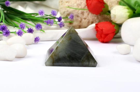 Pyramid in Labradorite - Support and stability - 113 gms