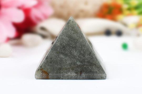 Pyramid in Grey Agate