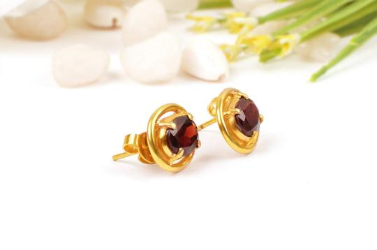 Red Garnet earring in pure gold