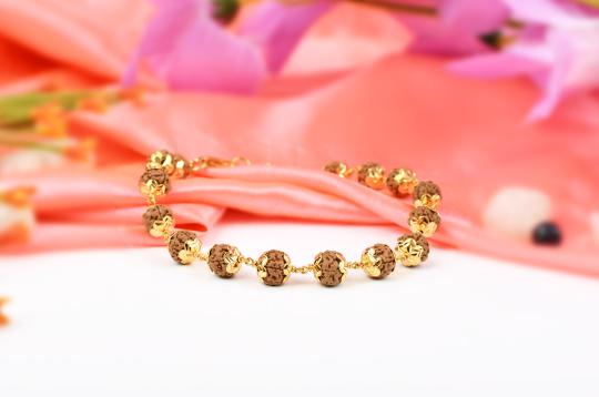 Punch mukhi Chikna bead bracelet with gold flower caps - I