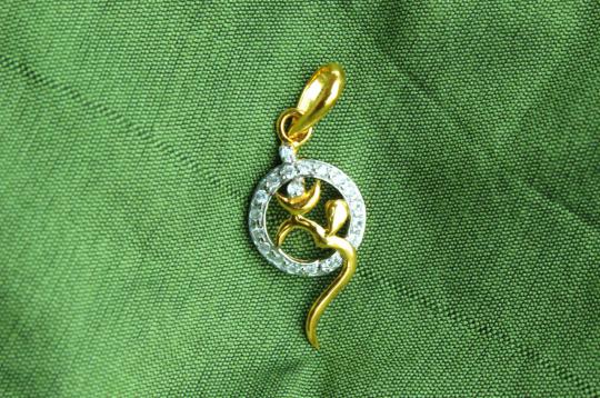 Om Locket in Pure Gold - Design X