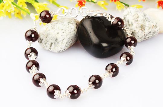 Garnet Bracelet in pure silver flower caps - 8mm