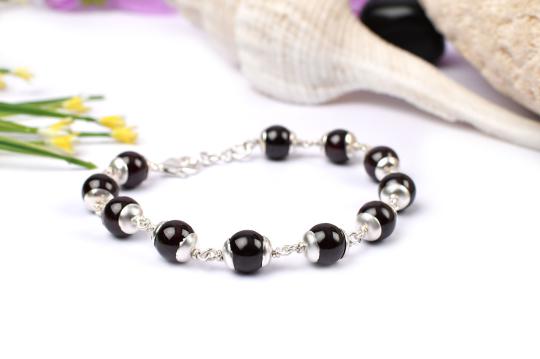Garnet Round Bracelet in plain silver caps - 10 mm