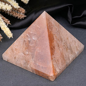 Red Jade Pyramid (400 to 410 gms)