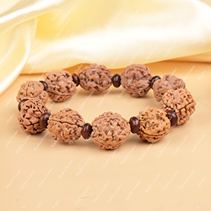 Buy 3 Mukhi Nepali Rudraksha x Red Sandalwood Bracelet from Rudra Centre (Rudraksha Ratna) at reasonable prices.