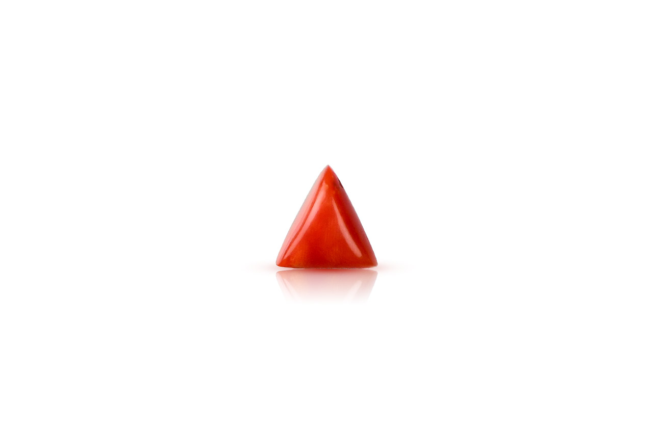 Italian Coral triangular - 4.90 carats