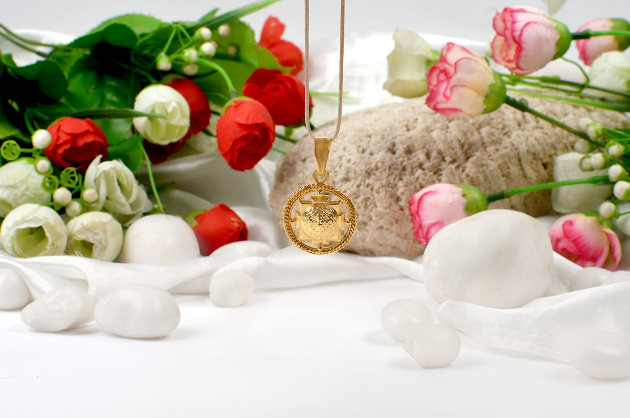 Meru Shree Yantra pendant in Pure Gold