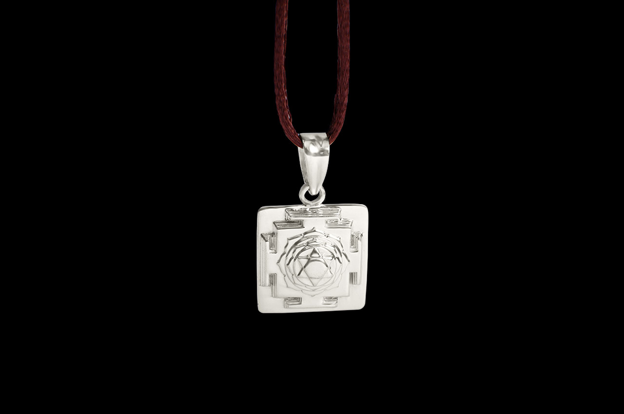YLD09 Saraswati Yantra Locket in Silver - 3D